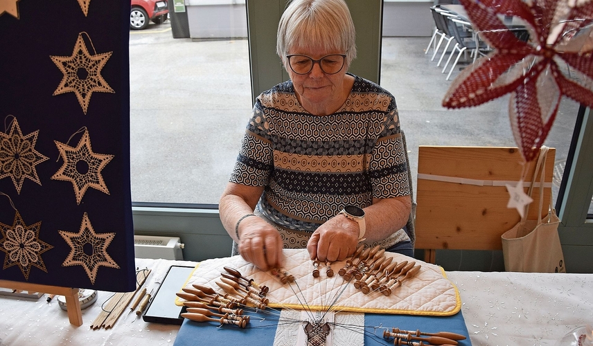 Ursula Greber zeigt gleich vor Ort, wie ihre Weihnachtssterne entstehen. Ursula Greber zeigt gleich vor Ort, wie ihre Weihnachtssterne entstehen.