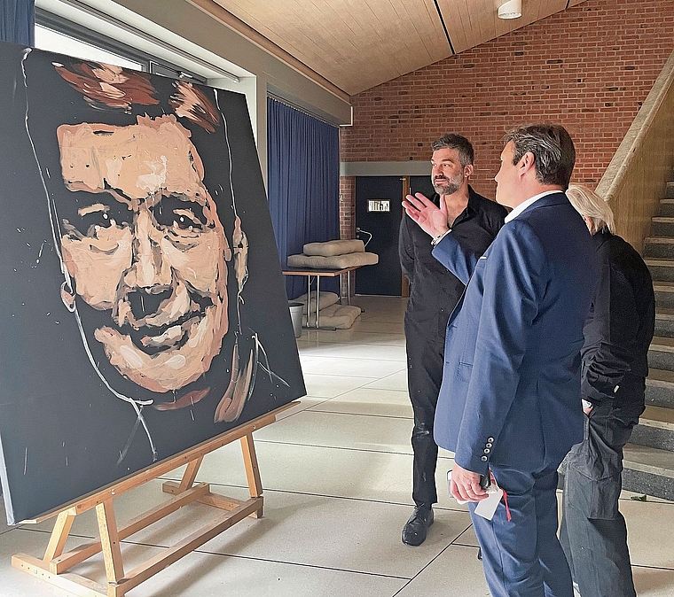 Anlässlich des letzten Internationalen Zauberkongresses 2023 in Grenchen wurde François Scheidegger in einer eindrücklichen Show von einem Künstler mit Pinselstrichen auf einer Grossleinwand porträtiert.