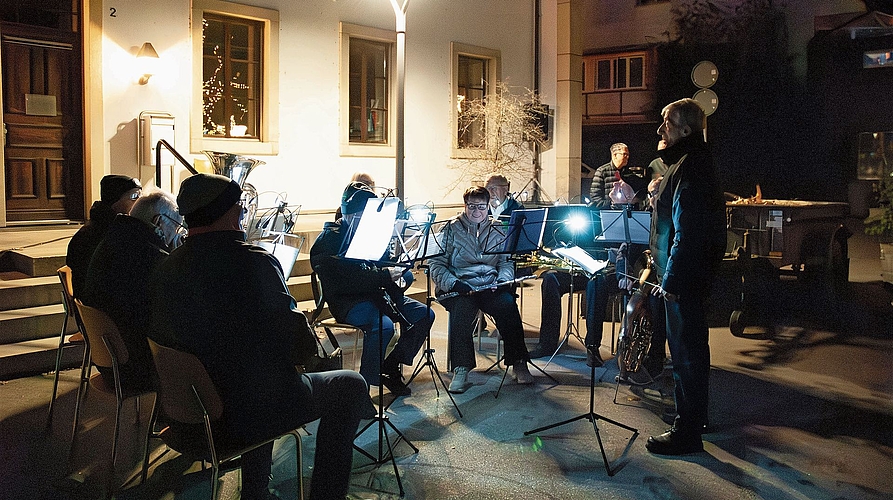 Die Musikgesellschaft Lengnau lässt weihnächtliche Klänge über den Brunnenplatz erklingen. Die Musikgesellschaft Lengnau lässt weihnächtliche Klänge über den Brunnenplatz erklingen.