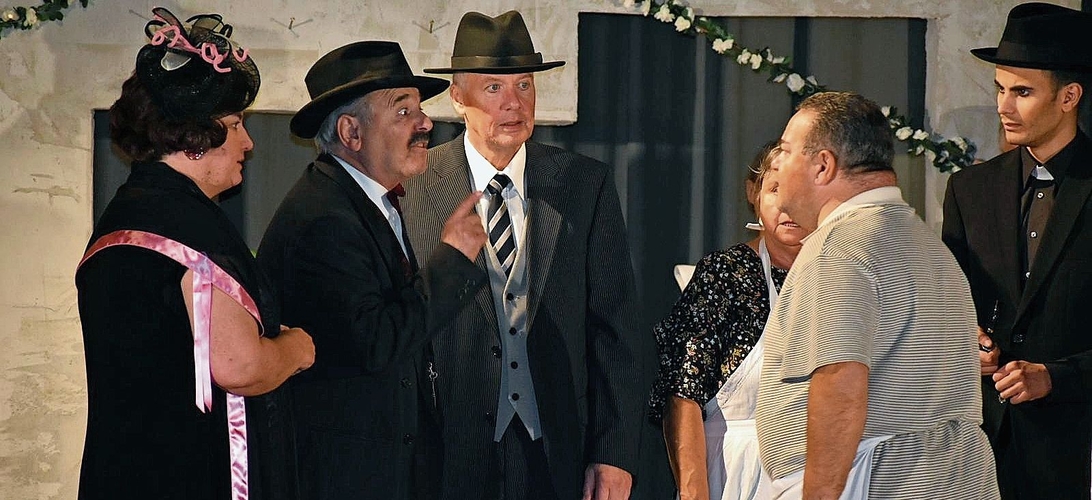 Sie ringen und Feilschen um die Vormachtstellung, wer die Besseren sind unter ihnen. Sie ringen und Feilschen um die Vormachtstellung, wer die Besseren sind unter ihnen.