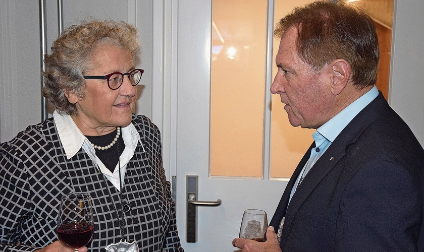 Luzia Meister, alt Stadtschreiberin und Preisträgerin 2023, bewies ihre beeindruckende Vielfältigkeit, als sie ganz spontan die defekte Kaffeemaschine reparierte. Eine Frau für alle Fälle. Luzia Meister, alt Stadtschreiberin und Preisträgerin 2023, bewies ihre beeindruckende Vielfältigkeit, als sie ganz spontan die defekte Kaffeemaschine reparierte. Eine Frau für alle Fälle.