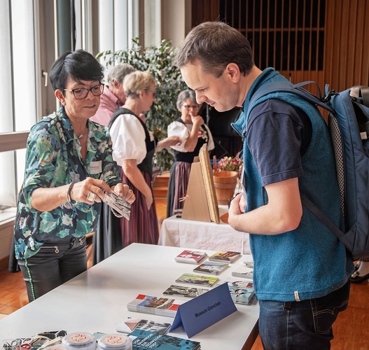 An den Ständen fand ein reger Austausch statt. An den Ständen fand ein reger Austausch statt.