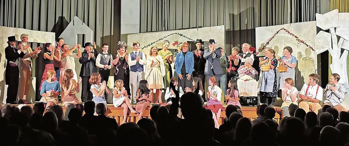 Das Ensemble von «Der ungarische Graf» mit seiner Regisseurin Iris Minder in der Mitte. Fotos: Aoife Hohl, Iris Minder Das Ensemble von «Der ungarische Graf» mit seiner Regisseurin Iris Minder in der Mitte. Fotos: Aoife Hohl, Iris Minder