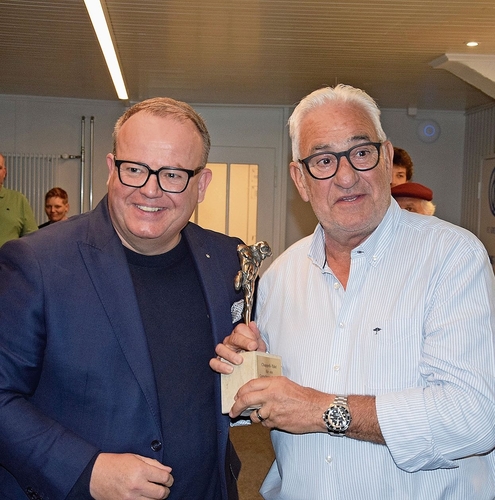 Hauptsponsor Tom Vogt von der Spar- und Leihkasse Bucheggberg SLB übergibt die Trophäe persönlich. Hauptsponsor Tom Vogt von der Spar- und Leihkasse Bucheggberg SLB übergibt die Trophäe persönlich.