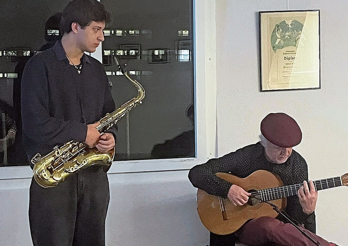 Carlos und Dalmiro Dorado lockerten mit ihren Klängen die Stimmung auf. Carlos und Dalmiro Dorado lockerten mit ihren Klängen die Stimmung auf.