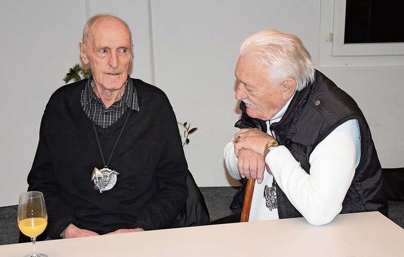 Fussballer-Legende Res Fankhauser (links) schwelgt mit Urs (Orsani) Saner in Erinnerungen. Fussballer-Legende Res Fankhauser (links) schwelgt mit Urs (Orsani) Saner in Erinnerungen.
