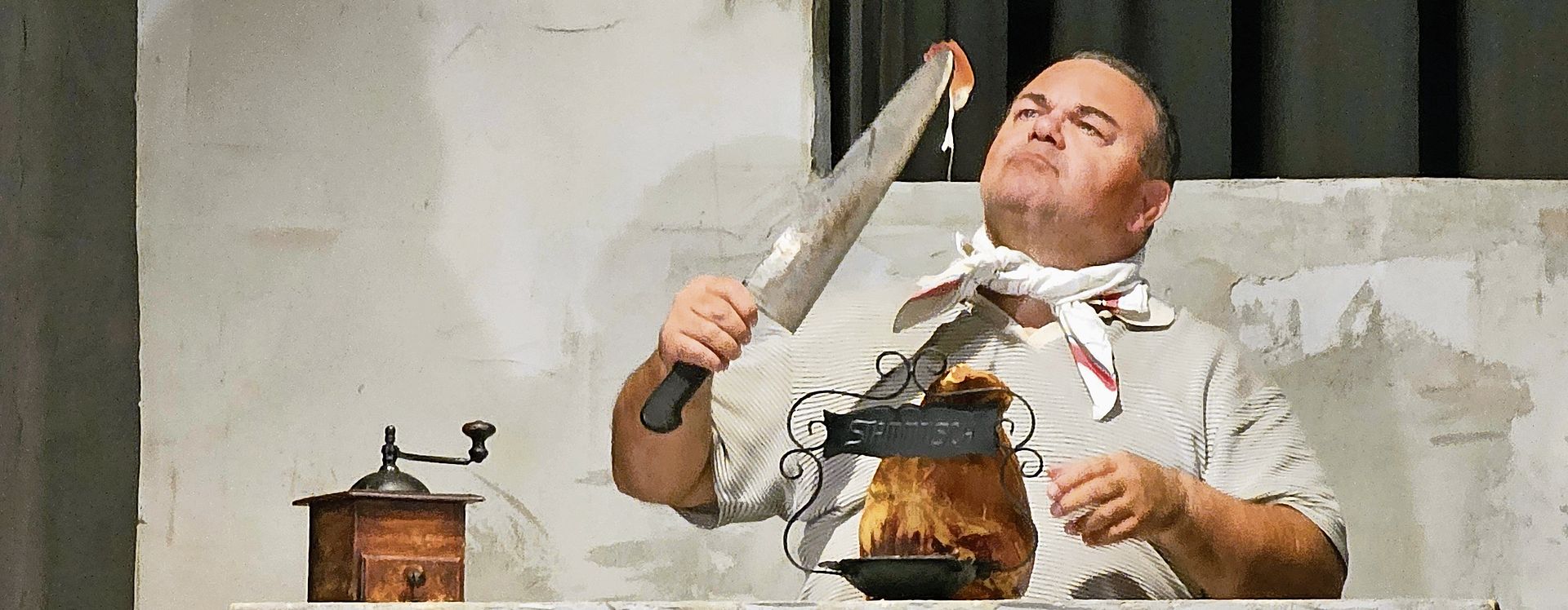 Lecker: Der Wirt gönnt sich ein paar Happen vom Beinschinken. Lecker: Der Wirt gönnt sich ein paar Happen vom Beinschinken.