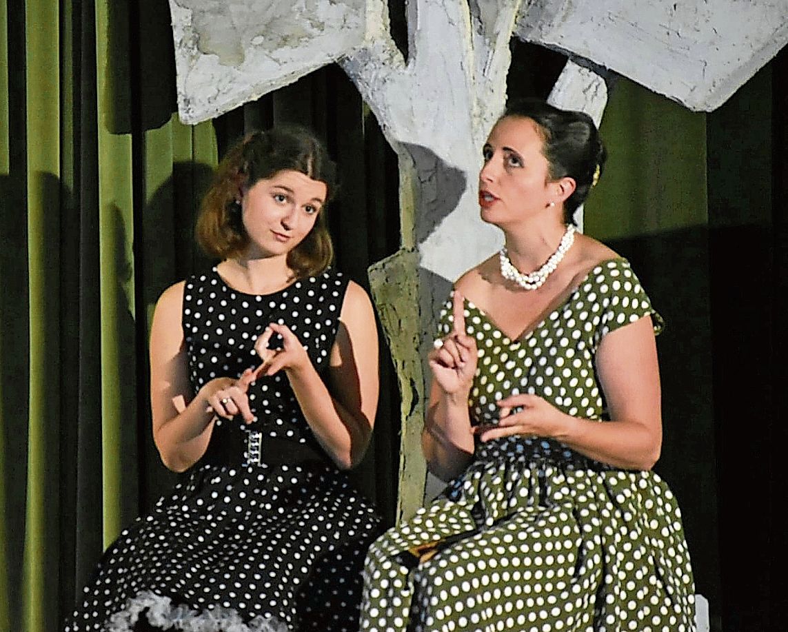 Mutter und Tochter beim Brautgespräch. Mutter und Tochter beim Brautgespräch.