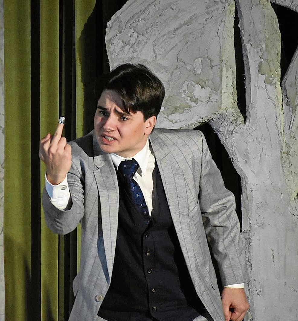 Schein und Sein. Der vermeintliche Graf blickt auf sein Gesellen-«Werkzeug» des Schneiders: ein Fingerhut. Schein und Sein. Der vermeintliche Graf blickt auf sein Gesellen-«Werkzeug» des Schneiders: ein Fingerhut.