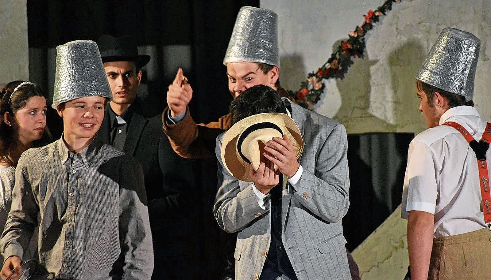 Der falsche Graf ist entlarvt und wird mit grossen Fingerhüten gehörnt. Der falsche Graf ist entlarvt und wird mit grossen Fingerhüten gehörnt.