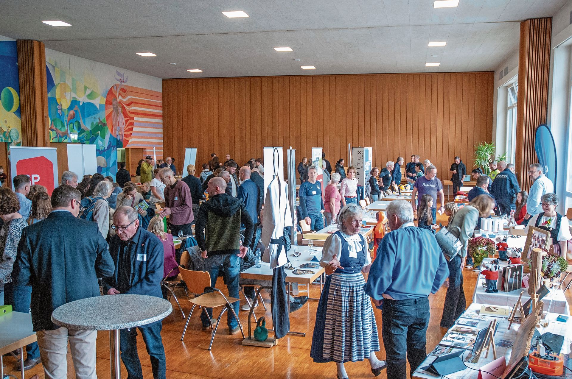Zum Willkommensanlass im Zwinglisaal hatten sich viele Neuzuzügerinnen und Neuzuzüger eingefunden. Zum Willkommensanlass im Zwinglisaal hatten sich viele Neuzuzügerinnen und Neuzuzüger eingefunden.
