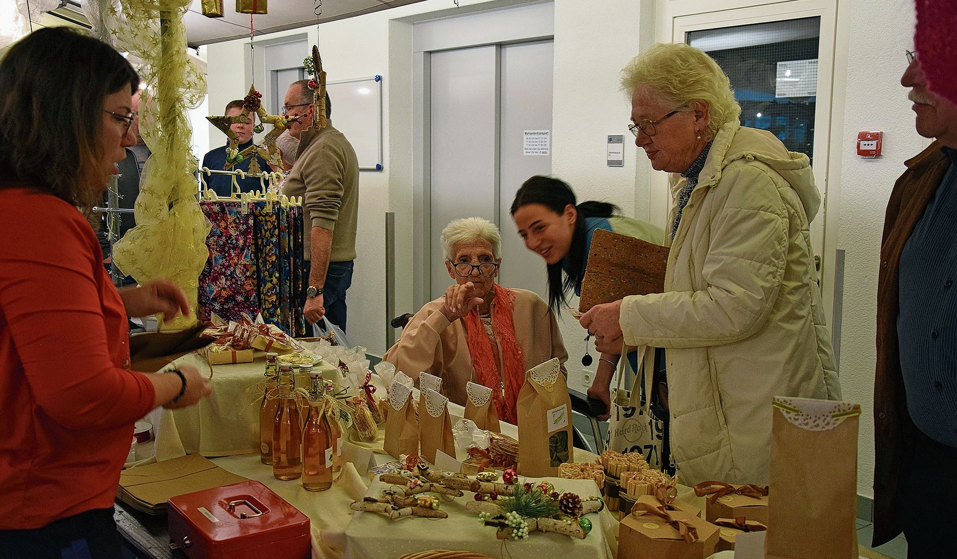 Die Handarbeiten aus der Aktivierungsabteilung des Alterszentrums finden reissenden Absatz. Die Handarbeiten aus der Aktivierungsabteilung des Alterszentrums finden reissenden Absatz.