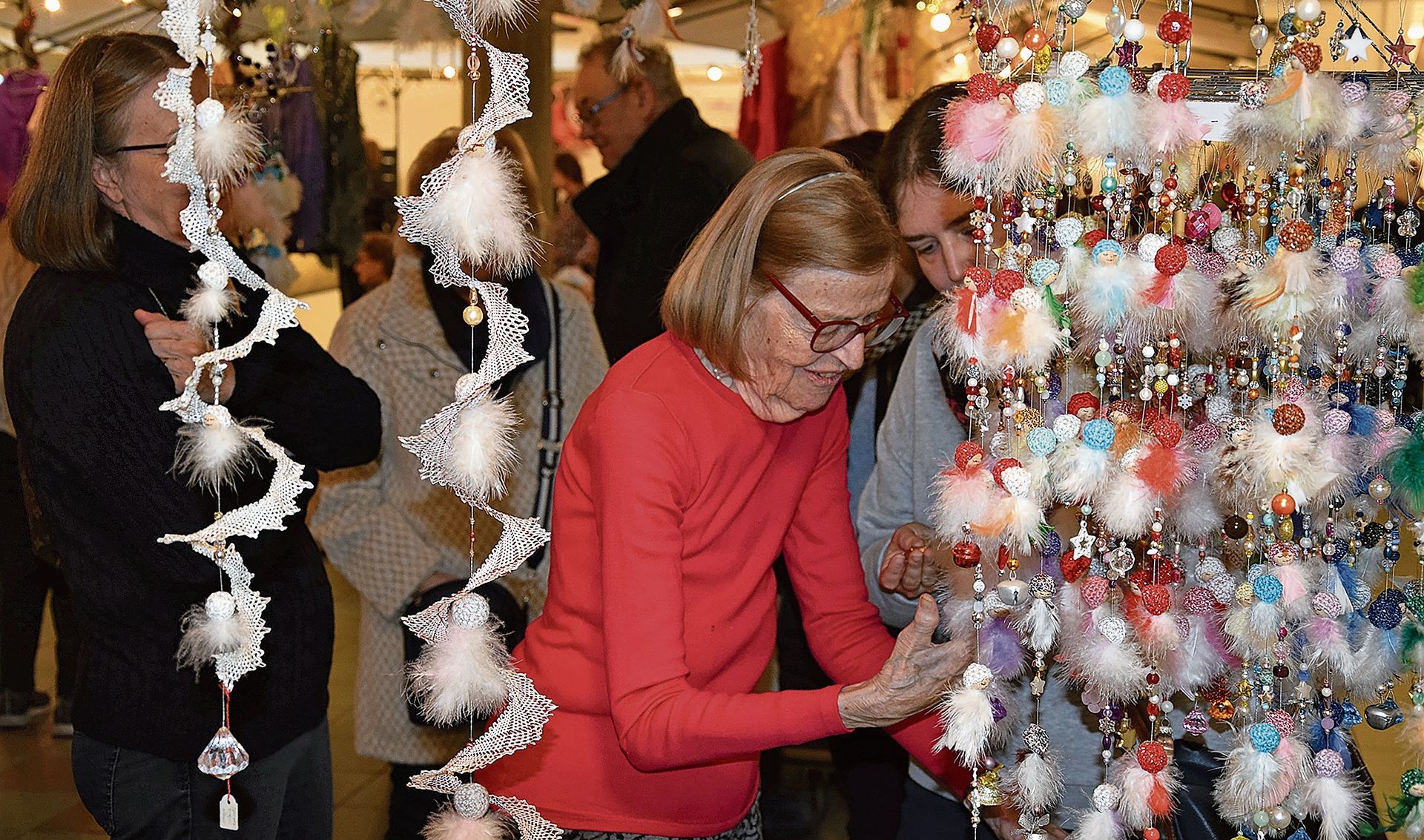 Was gibt es Schöneres, als sich am Christkindlimäret die vielen Geschenke anzuschauen. Was gibt es Schöneres, als sich am Christkindlimäret die vielen Geschenke anzuschauen.