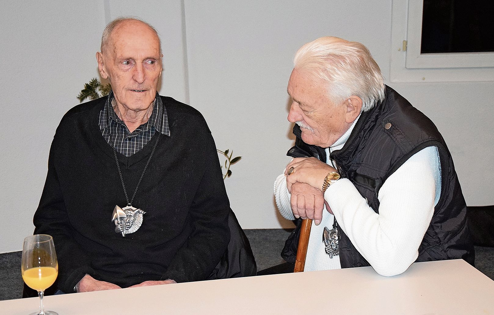 Fussballer-Legende Res Fankhauser (links) schwelgt mit Urs (Orsani) Saner in Erinnerungen. Fussballer-Legende Res Fankhauser (links) schwelgt mit Urs (Orsani) Saner in Erinnerungen.