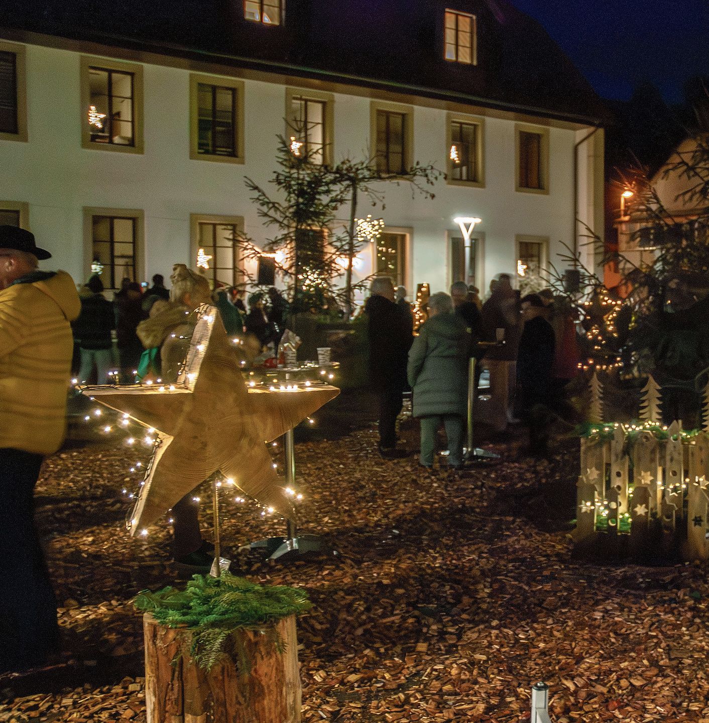 Der Wintergarten auf dem Brunnen-platz in Lengnau präsentiert sich festlich geschmückt. Der Wintergarten auf dem Brunnen-platz in Lengnau präsentiert sich festlich geschmückt.
