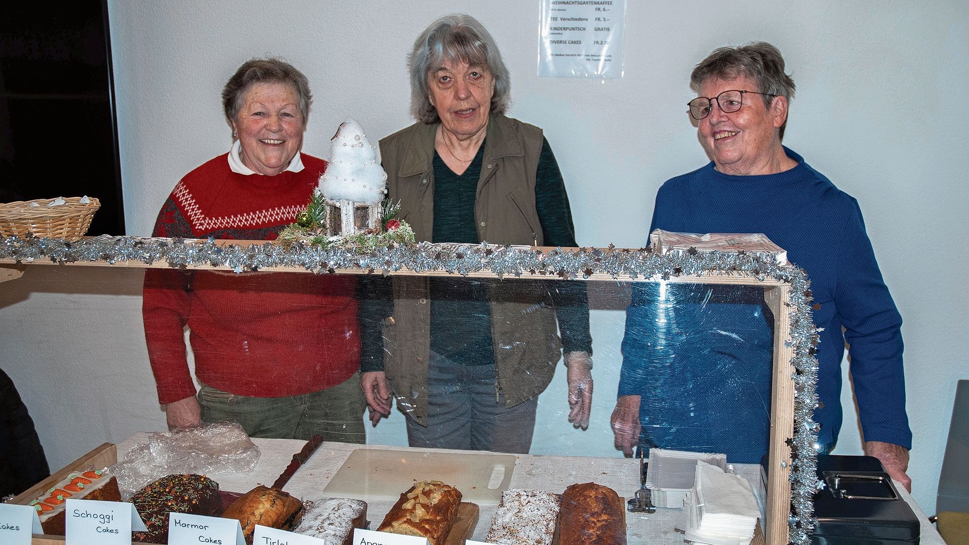 Käthi Schwendimann, Erna Buri und Vreni Schlup (v. l.) betreuen das Café-Stübli der Trachtengruppe. Käthi Schwendimann, Erna Buri und Vreni Schlup (v. l.) betreuen das Café-Stübli der Trachtengruppe.