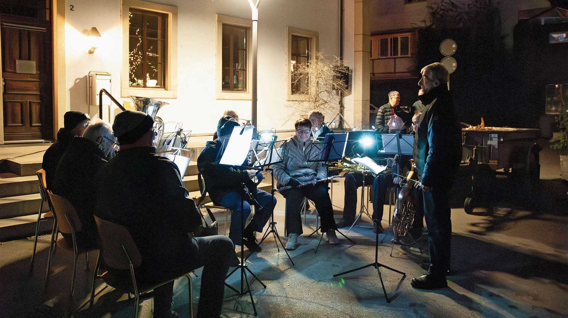Die Musikgesellschaft Lengnau lässt weihnächtliche Klänge über den Brunnenplatz erklingen. Die Musikgesellschaft Lengnau lässt weihnächtliche Klänge über den Brunnenplatz erklingen.