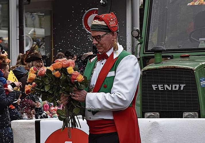 Obernarr Patrick Meier hatte traditionsgemäss einen rosigen
Auftritt und erfreute so manchen Zuschauenden auf der Strecke 
mit einer Rose.