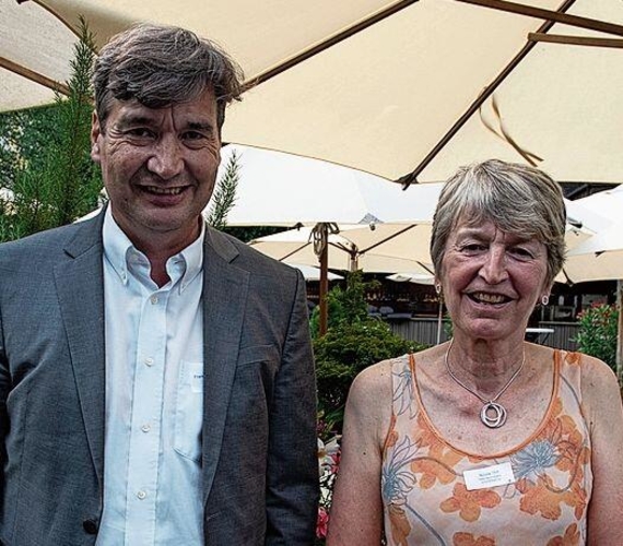 François Scheidegger (Stadtpräsident Grenchen, links) und Nicole Hirt (Gesamtschulleiterin Schulen Grenchen und Schulverwaltung).