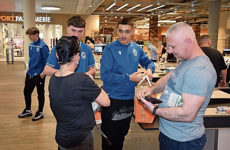 «Wo dürfen wir Ihren Einkauf hinbringen?» Die FCG-Junioren haben sich am «Tag der guten Tat» im Coop-Supermarkt in Grenchen mächtig ins Zeug gelegt.