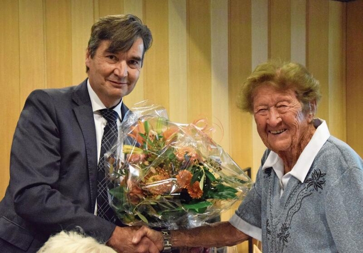 Stadtpräsident François Scheidegger ehrt die älteste
anwesende Grenchnerin, Margot Müller (99-jährig), mit einem Blumenstrauss.