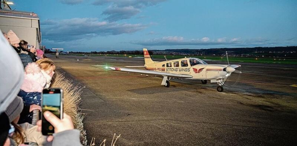 Just landed in Grenchen: zwei Piloten, ein Sankt Nikolaus mit Schmutzli. 
         
         
            
               Bild: Oliver Menge