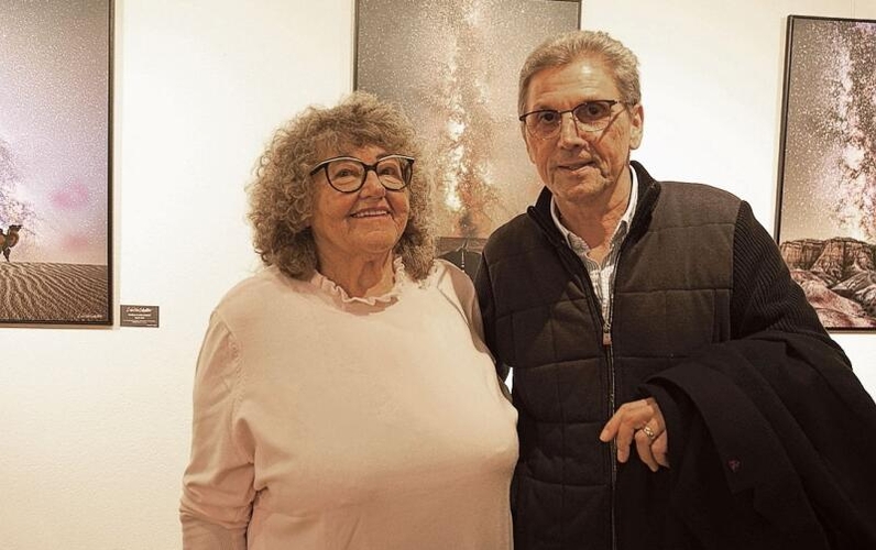 Edith Sutter mit Mützu Mumenthaler. Edith Sutter ist für die Galerie verantwortlich.