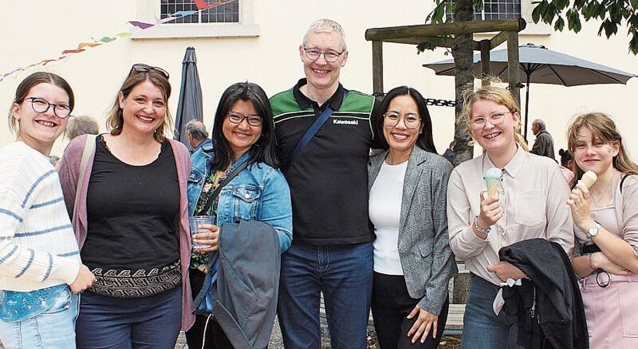 Sieben fröhliche Festbesucher auf einen Blick (von links): Salome Schwab, Claudia Scherrer, Mai Pham thi, Philipp Schwab, Nguyen Anh Nguyet, Naemi Schwab und Alicja Roginska.