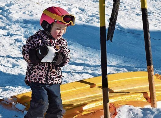 Grosse Freude bei den Kindern: Mit Schnee kann man perfekt spielen.