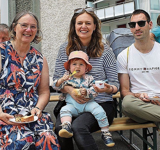 Ein Drei-Generationen-Bild (von links): Gudula Metzel, Lisa Perez mit ihrer Tochter Alia und ihrem Mann Daniel Perez.