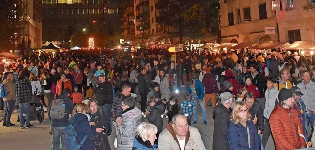 Ob es regnet, stürmt oder einfach schön ist: An der Chürbisnacht verwandelt sich der Marktplatz in ein Lichter- und Menschenmeer.