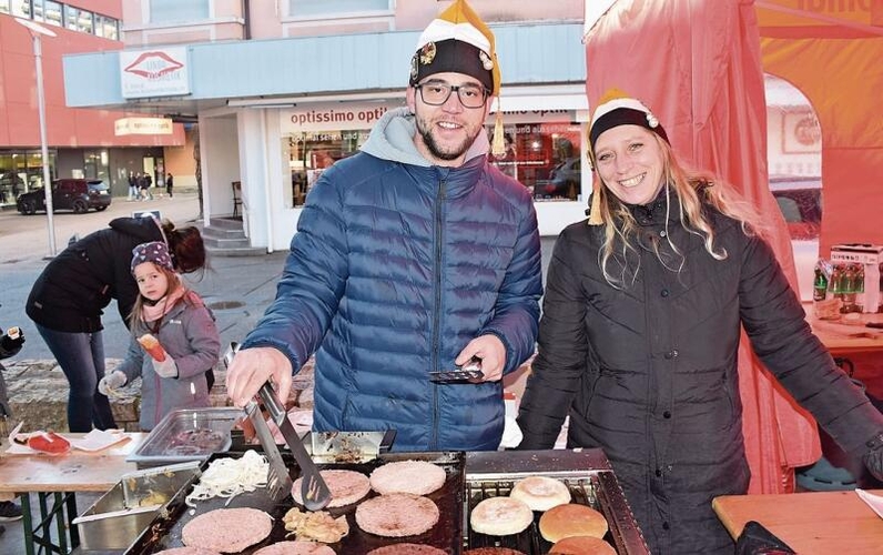 Hamburger: gut gebraten. Dieser Devise folgen Remo Auderset und Jasmin Scheidegger am Grill während des Vor-Hilari-Events, getragen von der organisierenden Böögge-Zunft, die dieses Jahr ihr 10-Jahr-Jubiläum feiert.Bilder: Joseph Weibel