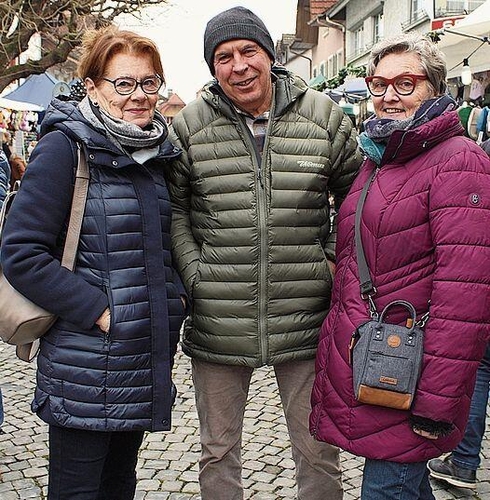 Zu dritt auf dem Weihnachtsmarkt: Heidi Kaiser, Peter Rygailo und Rosmarie Dietrich (von links).