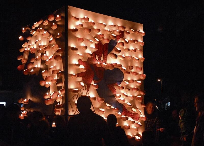 40 Gruppen mit Kindern aus allen Schulkreisen zogen durch die Stadt und verzauberten sie in ein oranges Lichtermeer.