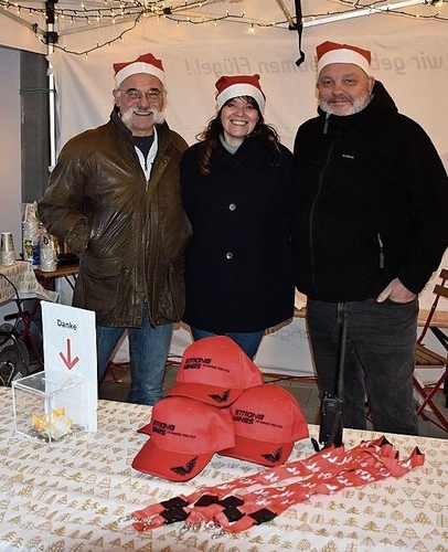 Vereinsmitglieder schenkten Glühwein und Punsch aus (von links): Fritz Christen, Marion Granella und Güven Bulgur.Bild: Joseph Weibel