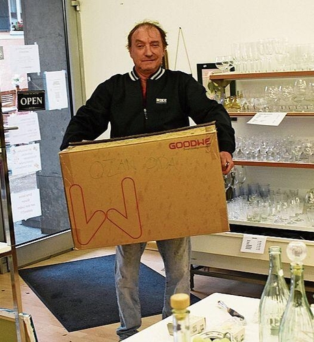 Gérard Drees bringt neue Ware in die Brocante Grenchen. Bilder: Joseph Weibel