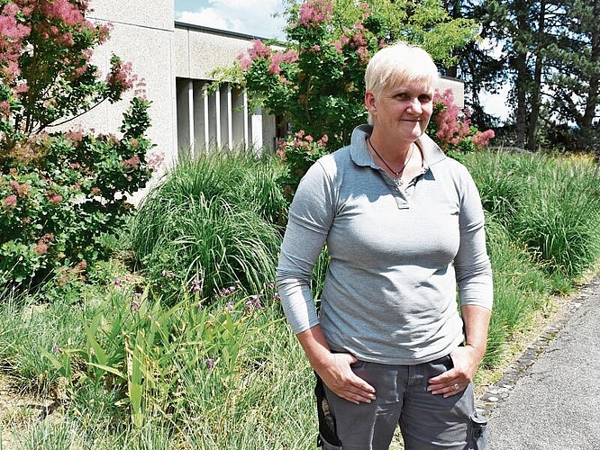 Friedhofsgärtnerin Ulrike Kubierske-Paetz vermutet, dass die Hitzeperiode noch kommen wird. «Es heisst, im Juli und August könnte es heiss werden.» Bild: Joseph Weibel