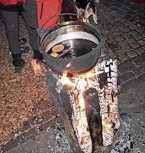 Glühwein direkt vom Feuer. Die Bürgergemeinde benutzte für das Aufheizen eine ganz besondere Feuerstätte.