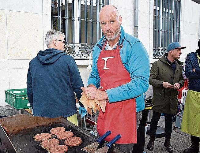 Reto Kämpfer, Leiter von Netzwerk Grenchen, steht für einmal am Grill und bringt Chürbis-Burger zum Brutzeln.