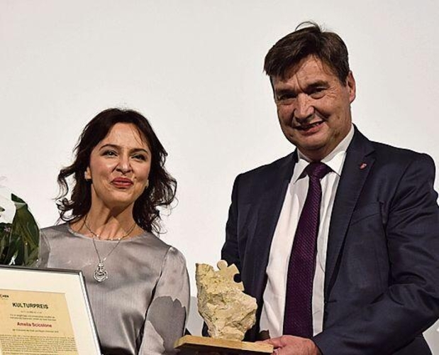 Amelia Scicolone erhält den Kulturpreis 2025 aus den Händen von Stadtpräsident François Scheidegger.