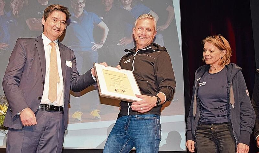 Stadtpräsident François Scheidegger übergibt Peter Wirz vom Tissot Velodrome den Anerkennungspreis.