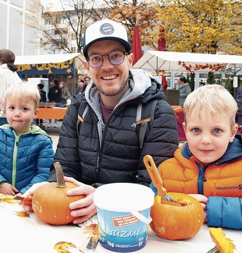 Marc Fumasoli mit seinen Kindern Jonah (links) und Elia waren mit Akribie und Spass beim Kürbisschnitzen. 
Bild: Lisa Bertelle