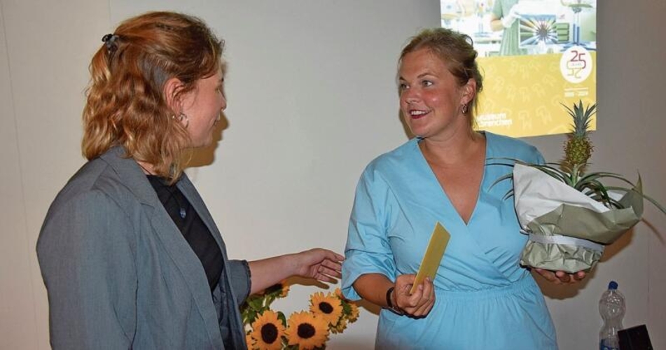 Museumsleiterin Anne Hasselmann (rechts) wird für ihr grosses Engagement gedankt.