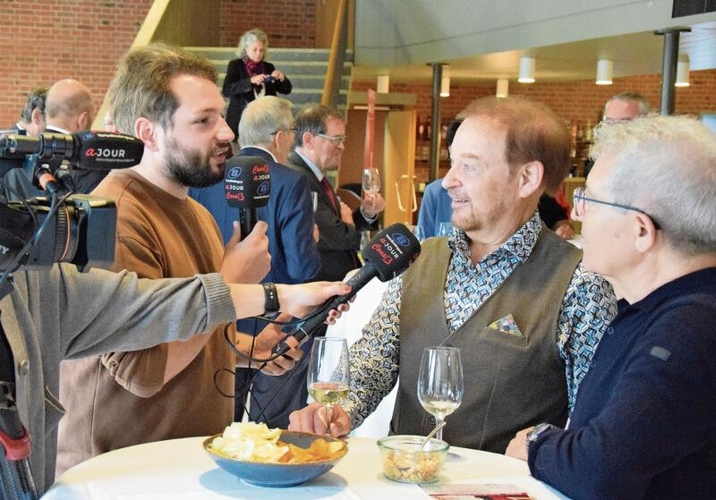 Da kommt man sogar noch ins Fernsehen: Vinzenzo 
Monachino (ganz rechts) und «Jerry» Hanspeter Lehmann werden interviewt.