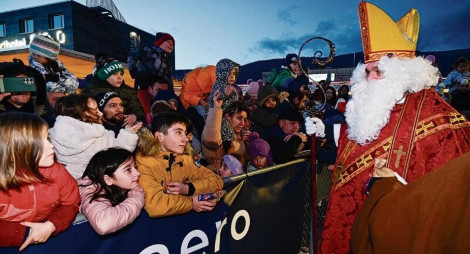 Sankt Nikolaus kam hoch vom Himmel her und schenkte den zahlreichen Kindern am Flughafen Grenchen viel Freude und ein Chlausensäckli.Bild: Oliver Menge