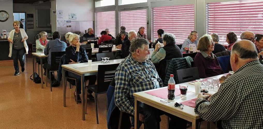 Viele Besucherinnen und Besucher lassen sich das Essen schmecken.