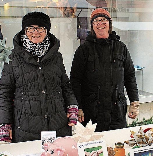 Ursula Biedermann und Margreth Ramseyer (von links) freuen sich über die zahlreichen Besucher.