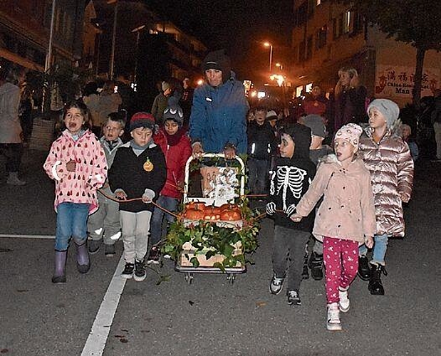 Der Kindergarten Hofweg paradiert durch die Strassen und die Kinder schauen erstaunt zum zahlreich anwesenden Publikum.