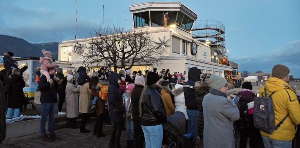 Es war eine unglaubliche Kulisse, die sich dem Sankt Nikolaus bei seinem Besuch am Grenchner Flughafen geboten hat.Bild: Joseph Weibel