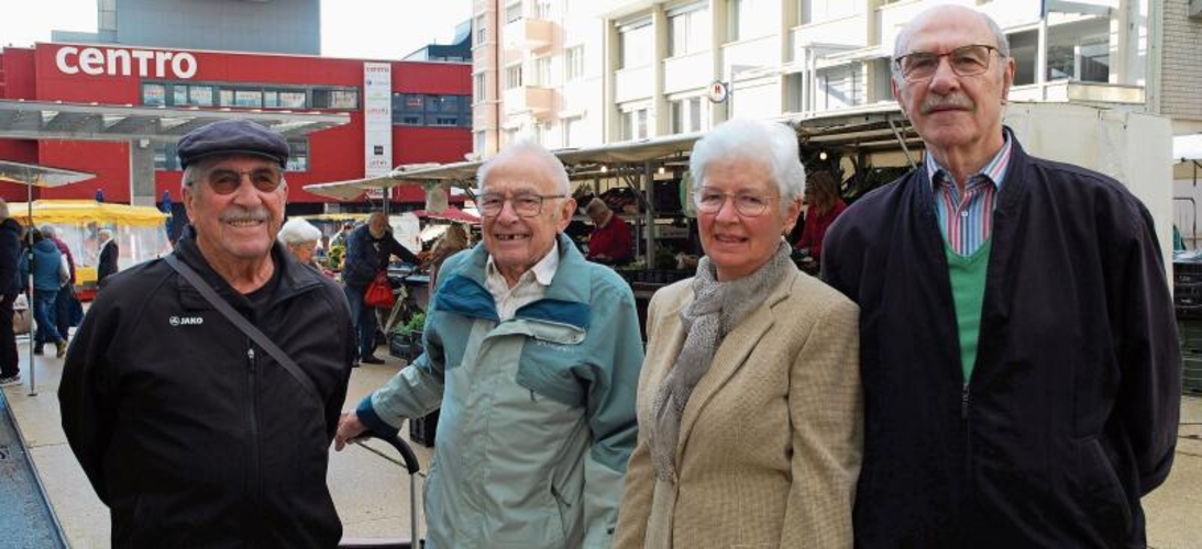 Ueli Schwaller und Kurt Ryf mit Pia und Heinz Peter – treue Märet-Besucher, die jeden Freitag vorbeischauen.